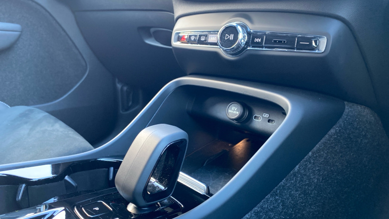 Volvo XC40 2.0 B4P Plus Dark 5dr Auto Petrol Estate